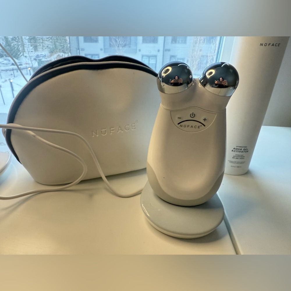 NuFace White and Silver Toning Device with Case